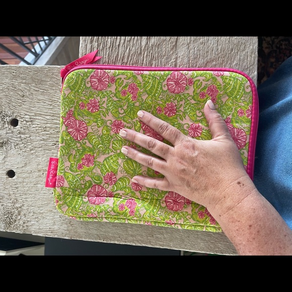 LIlLY PULITZER 💗🌴 tech sleeve case - fits an iPad no rips stains or tears - Picture 3 of 5